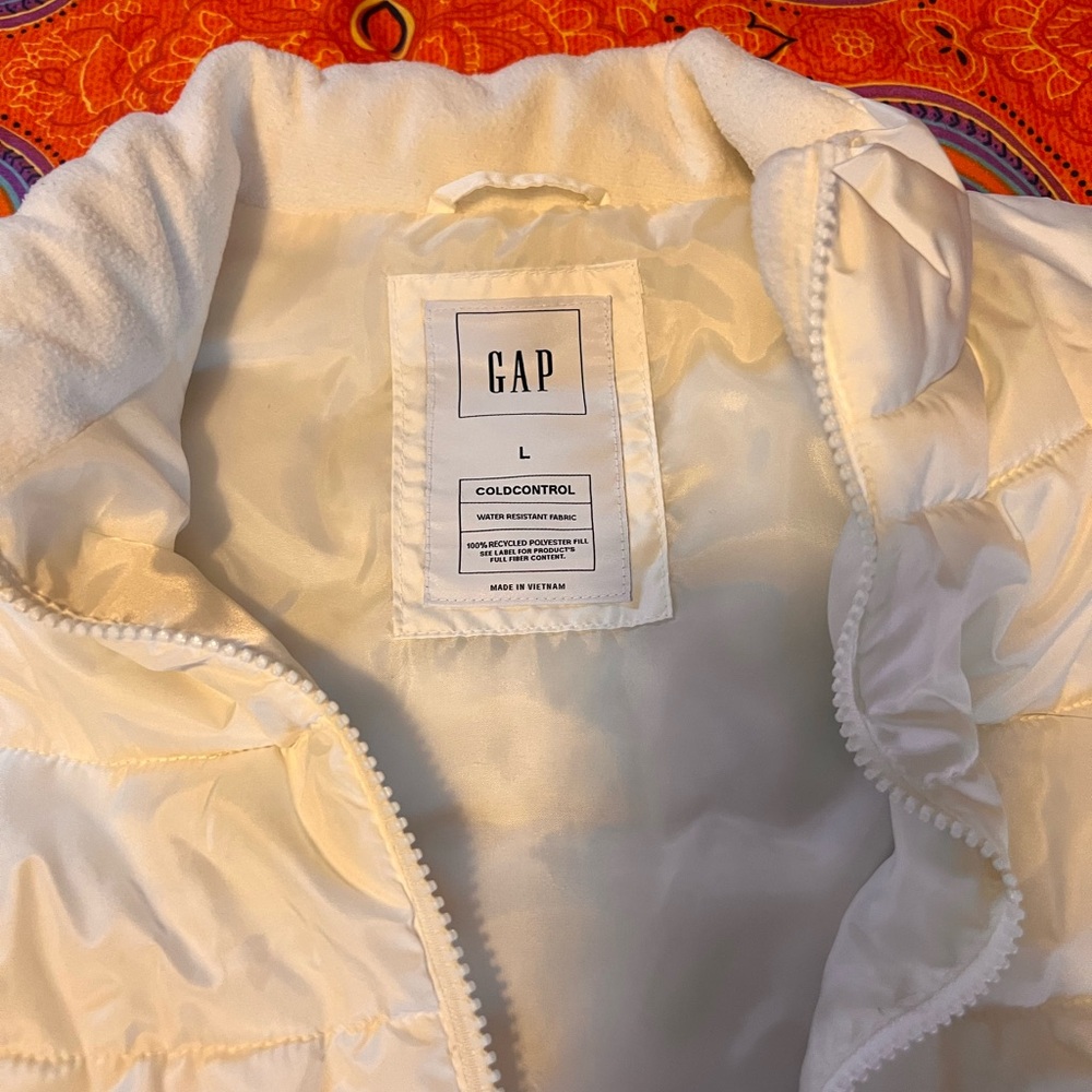 GAP Women's Off-White Puffer Vest - Picture 3 of 4